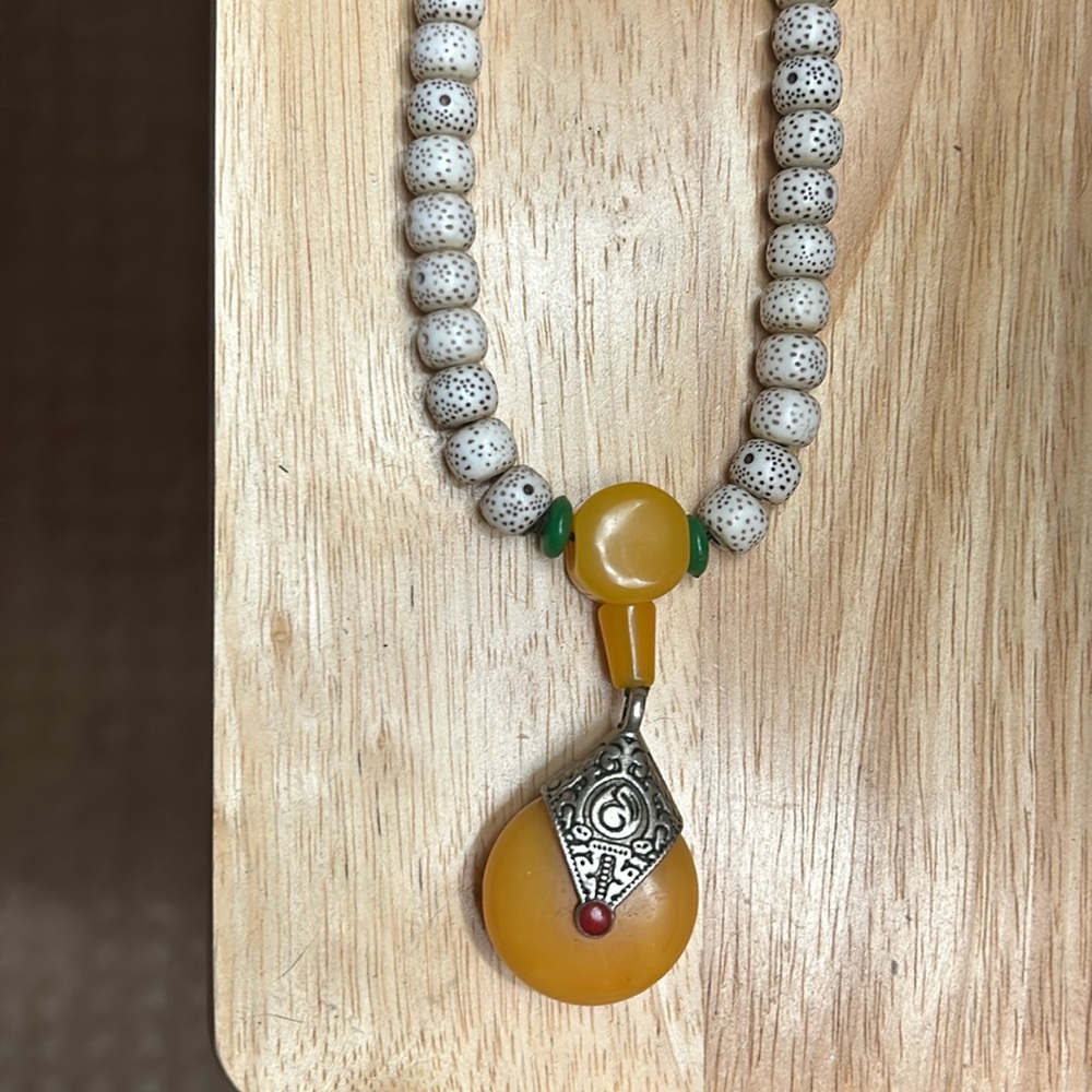 18 “ beaded necklace, has a blue bead on one side and red on the other side .